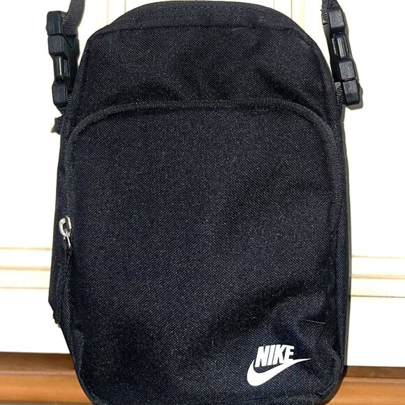 NEW - NIKE Heritage Crossbody Bag in Black and White - Picture 10 of 16